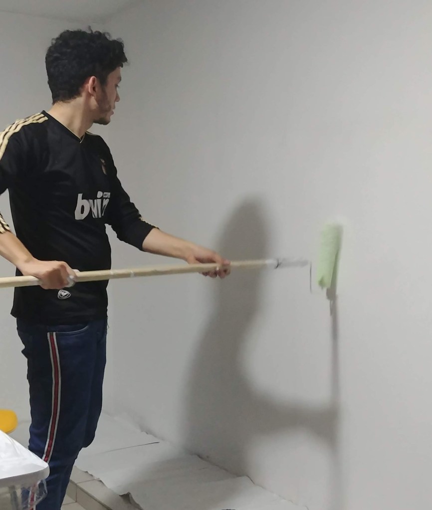 Hombre pintando una pared